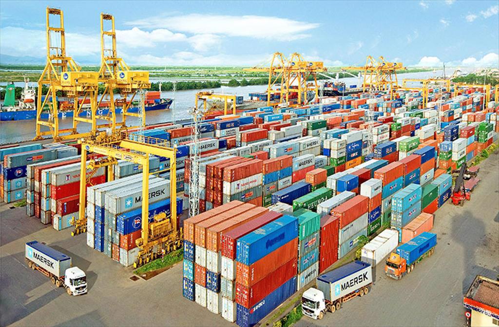 Các hãng vận tải container lại báo tăng phí