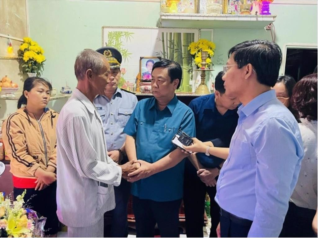 VASEP cùng đoàn Bộ trưởng Bộ NN và PTNT thăm và hỗ trợ các gia đình vụ chìm tàu cá Bình Thuận
