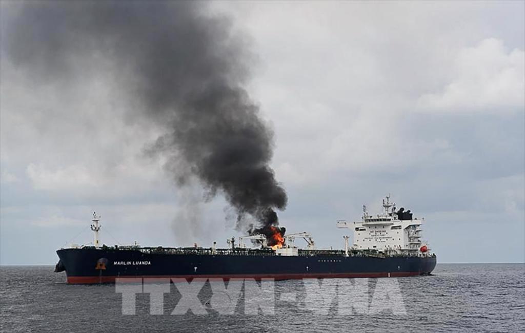Ảnh tư liệu: Khói bốc lên từ tàu chở dầu MV Merlin Luanda của Anh bị lực lượng Houthi tấn công khi di chuyển qua Vịnh Aden trên biển Arab, ngày 27/1/2024. Ảnh: AFP/TTXVN