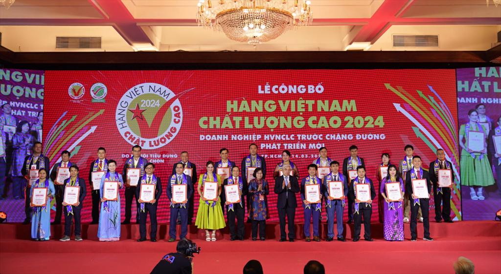 Các doanh nghiệp thuốc thú y, thức ăn chăn nuôi đạt danh hiệu hàng việt nam Chất lượng cao (Ảnh: Ban tổ chức)